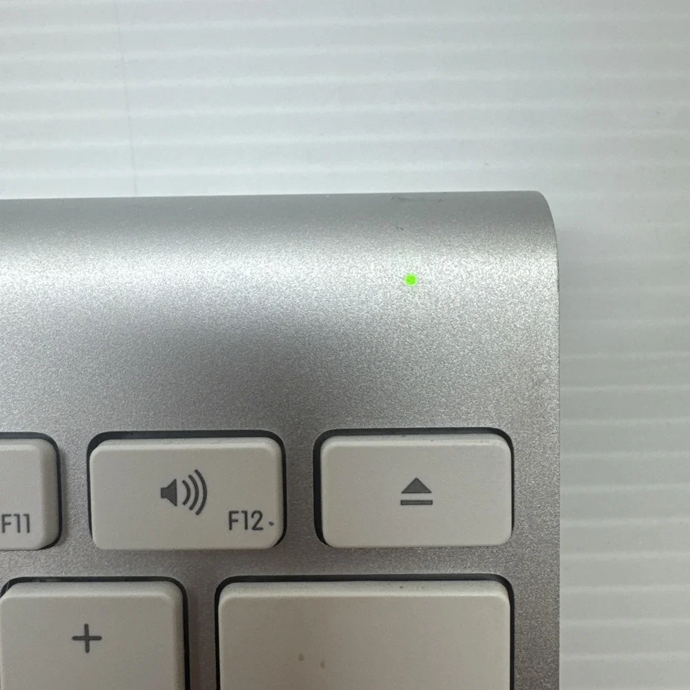 Apple A1314 Bluetooth Wireless Keyboard‎ Aluminum White
